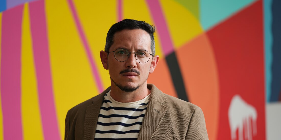 El autor, durante una sesión de fotos para la promoción de su más reciente libro, Cuando mienten las estrellas.