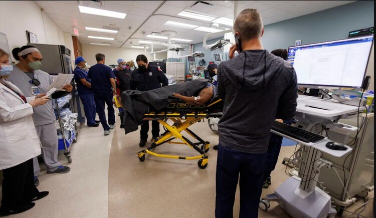 Un paciente herido por la caída del muro fronterizo en el Hospital Scripps Mercy en San Diego, California, el 25 de mayo de 2022.