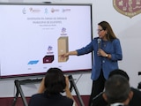 La alcaldesa Azucena Cisneros explicando los trabajos que se han hecho.