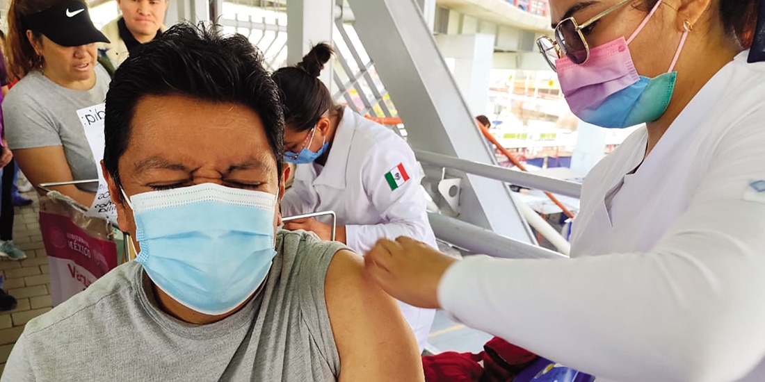 Un hombre se aplica una dosis contra sarampión, ayer, en el Cetram de Constitución.