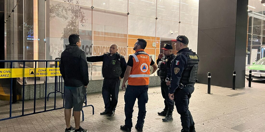Alcaldía Benito Juárez asegura edificio inmueble tras la caída de un cristal desde las alturas.