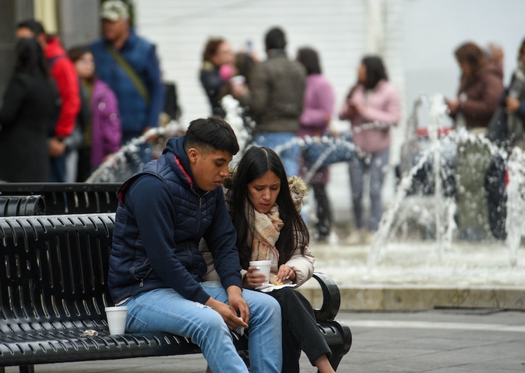Bajas temperaturas, lluvia y fuertes vientos se registran en el Valle de Toluca debido al frente frío número 11, la ciudadanía sale a realizar sus actividades bien abrigados y con paraguas. Archivo.