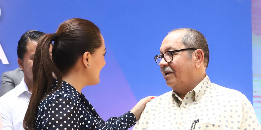 Tere Jiménez con uno de los beneficiarios.