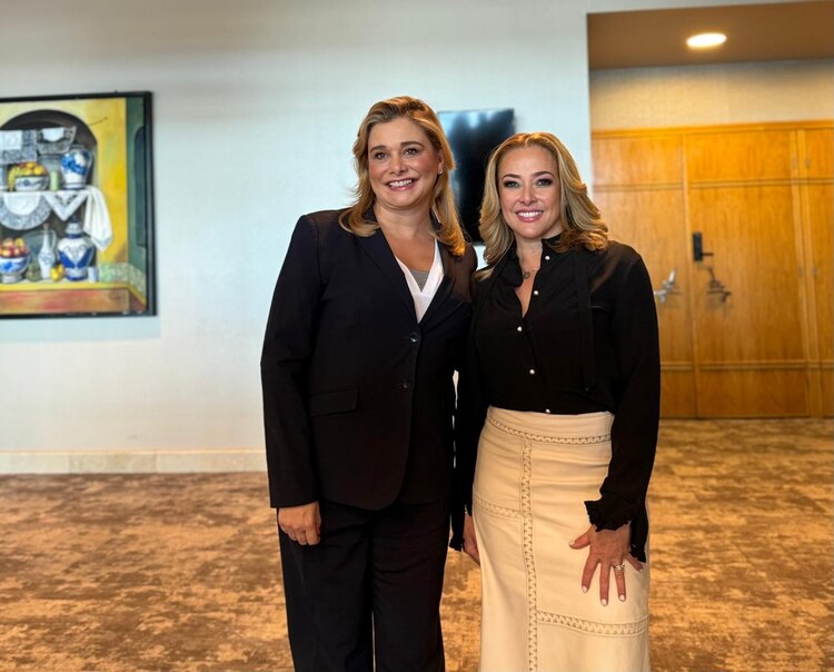 La gobernadora de Chihuahua, Maru Campos y Bibiana Belsasso.