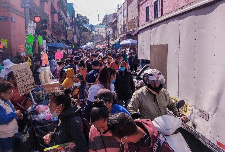 La sana distancia sólo se respetó al paso de los vehículos.