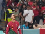 Cristiano Ronaldo, de Portugal, mira hacia arriba durante el encuentro mundialista ante Suiza, en Lusail, Qatar, el martes 6 de diciembre de 2022