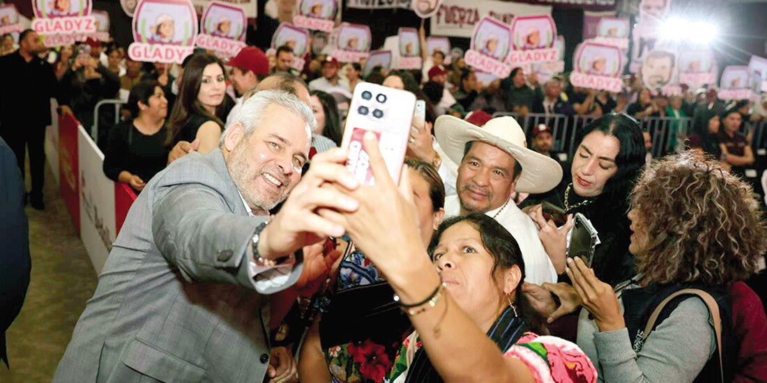 Alfredo Ramírez convive con ciudadanos que lo acompañaron en su Informe, ayer.