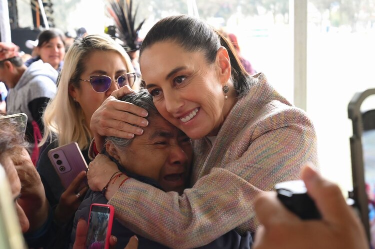 Claudia Sheinbaum entrega tarjetas de apoyo a vivienda en Valle de Chalco, beneficiando a 37 colonias con inversión federal.