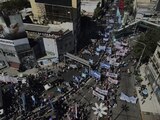 La gente protesta contra la pobreza y exige más programas sociales del gobierno mientras bloquean el Puente Pueyrredon, el principal punto de entrada a Buenos Aires, Argentina, el miércoles 5 de abril de 2023