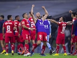 Futbolistas choriceros celebran su triunfo el sábado ante el América.