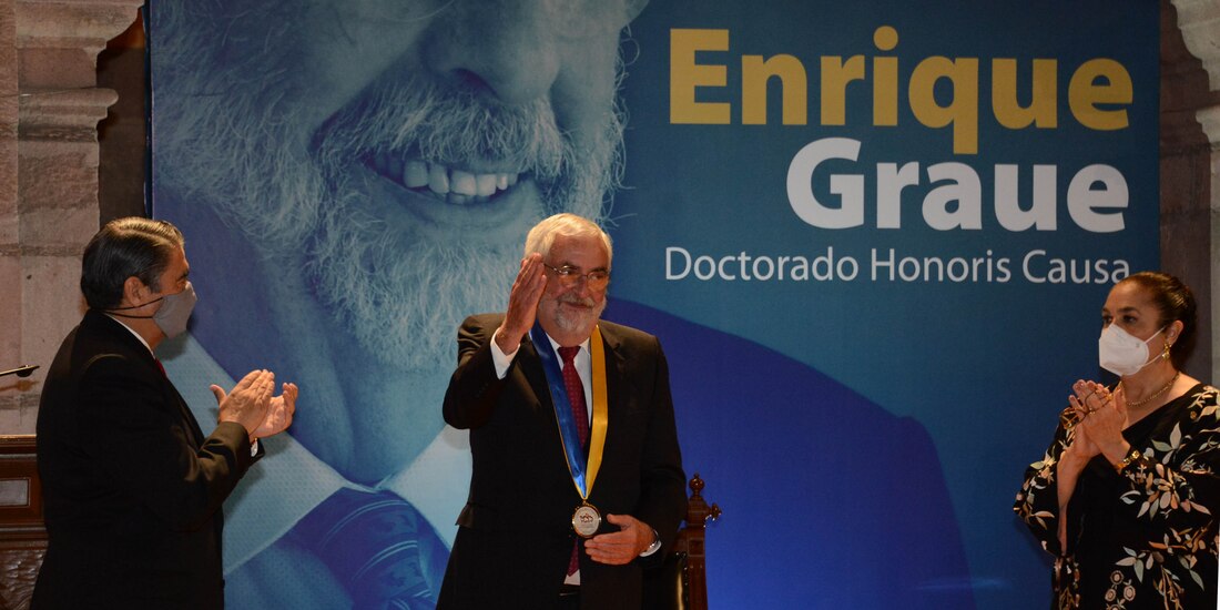 Recibió Enrique Graue doctorado honoris causa de la Universidad Autónoma de San Luis Potosí, en el marco del festejo del centenario de la autonomía de la institución potosina.