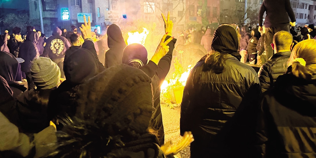 Iraníes asisten a una protesta antigubernamental en Teherán, el 9 de enero.