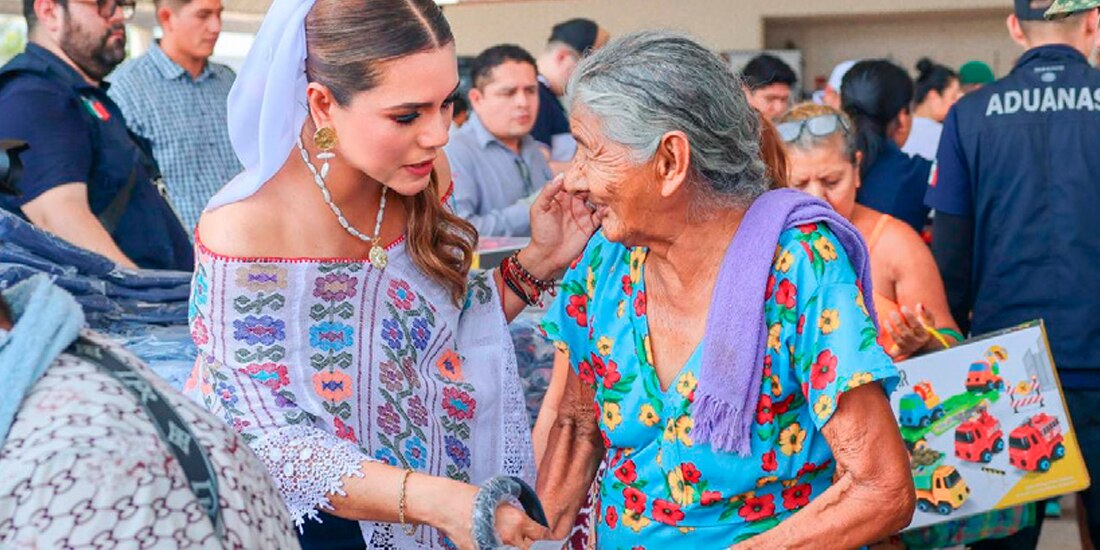 EVELYN Salgado Pineda (izq.), gobernadora de Guerrero, otorgando apoyos, ayer