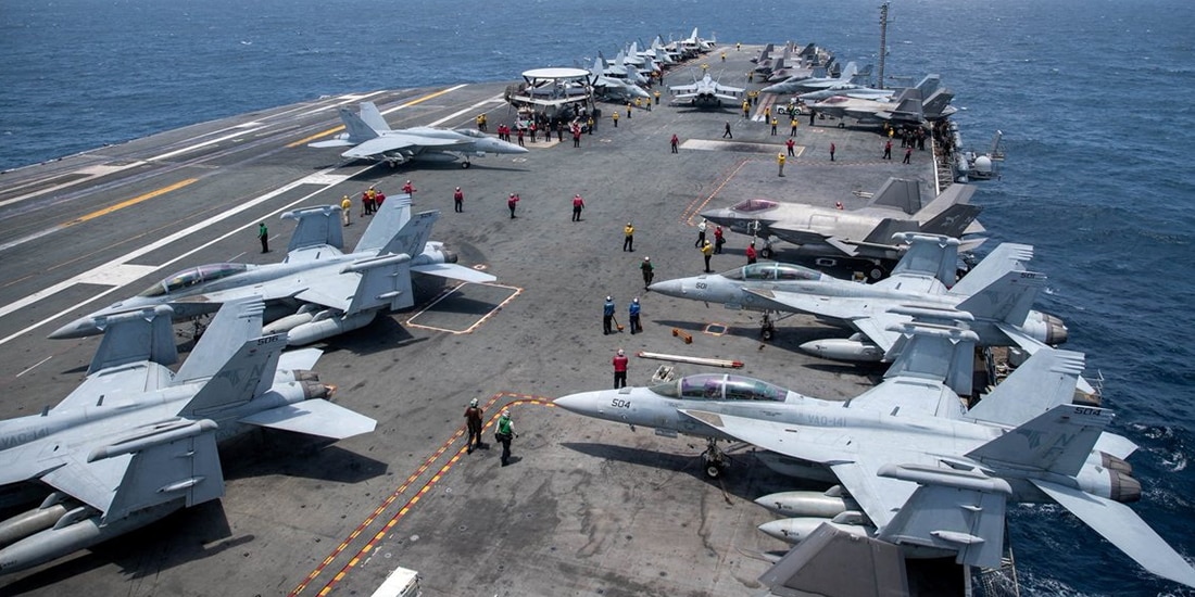 Los marineros de EU trabajan en la cabina de vuelo del portaaviones USS George Washington, ayer.