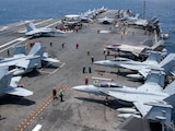 Los marineros de EU trabajan en la cabina de vuelo del portaaviones USS George Washington, ayer.