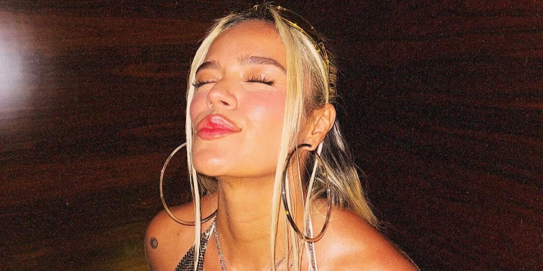 Karol G reaparece con nuevo look.