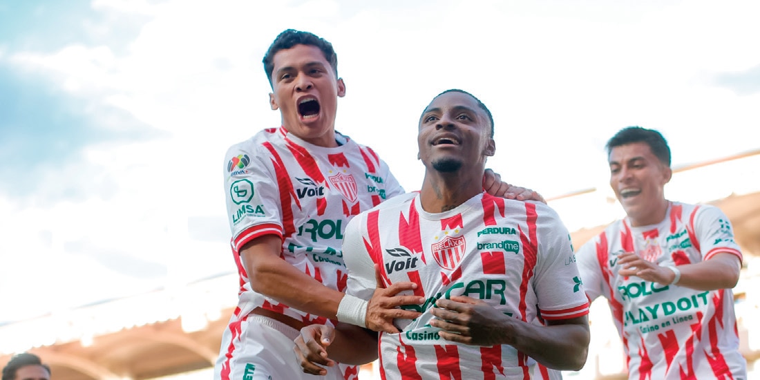 FUTBOLISTAS de los Rayos celebran el gol de ayer en el último minuto
