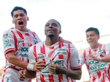 FUTBOLISTAS de los Rayos celebran el gol de ayer en el último minuto