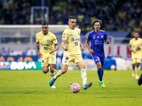 Álvaro Fidalgo conduce el esférico durante el encuentro entre América y Tigres en el Estadio Azteca.