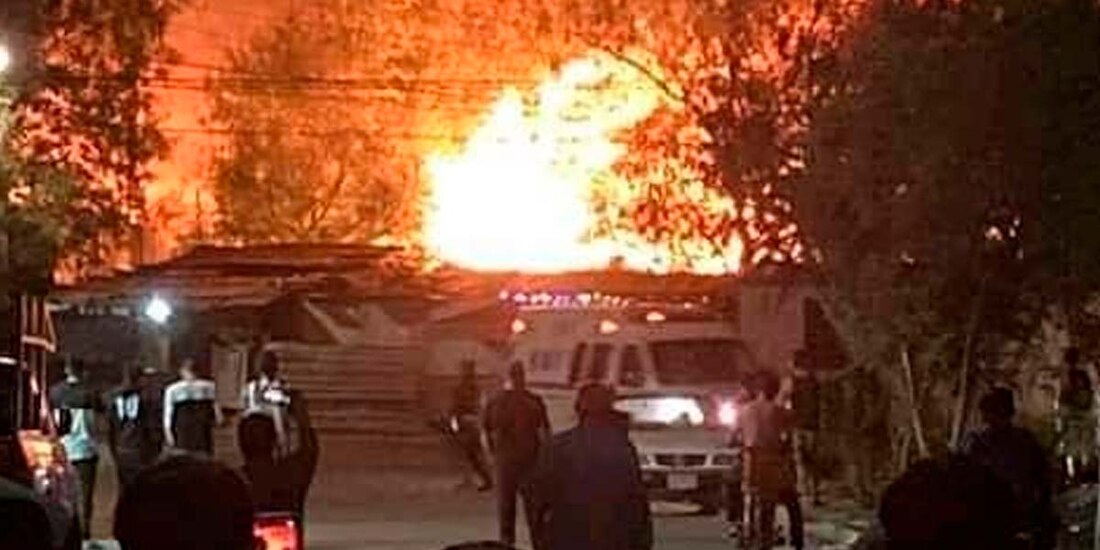 El fuego comenzó alrededor de las 02:00 horas del domingo, en la zona conocida como El Pozo, donde las llamas se extendieron por varias viviendas