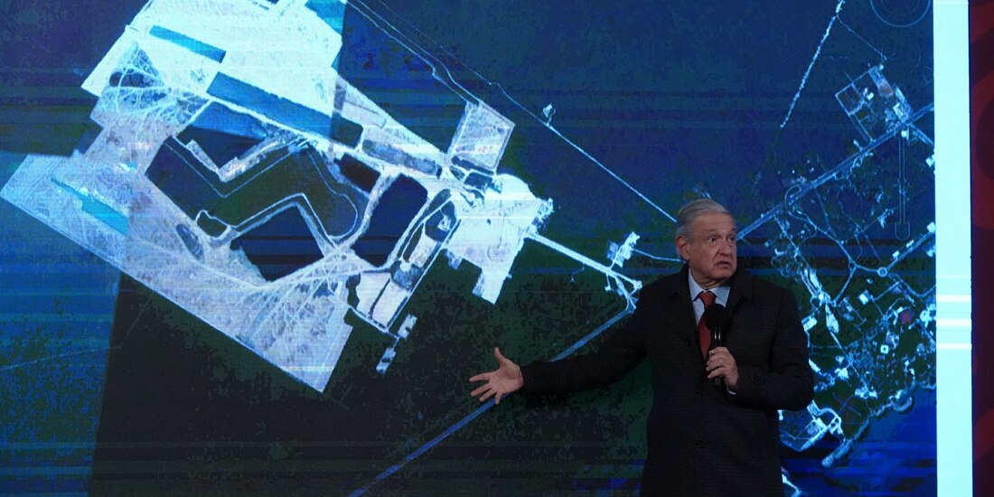 AMLO señala la zona que una empresa estadounidense tenía concesionada en la zona de Playa del Carmen.