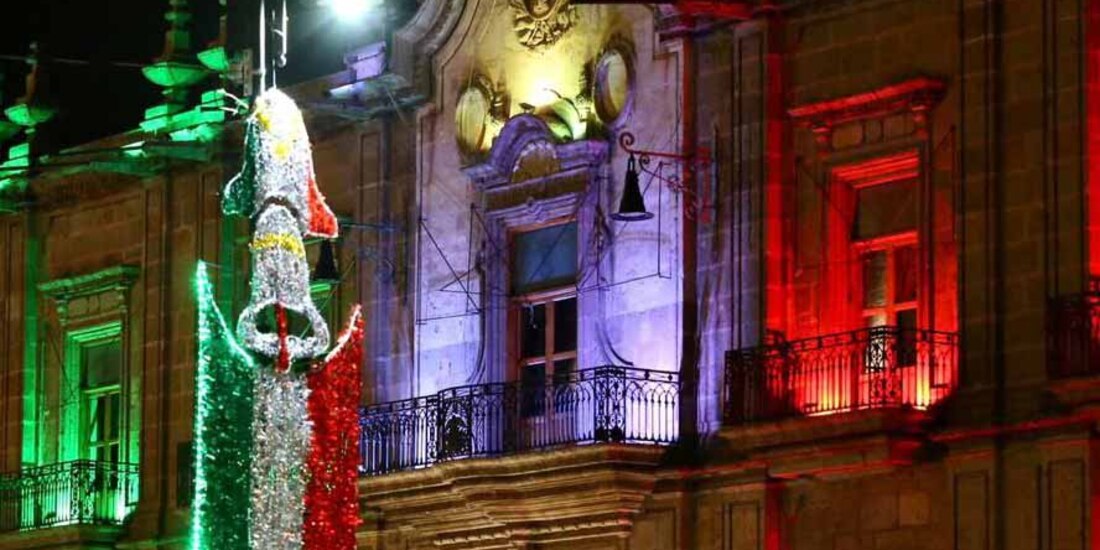 El Palacio de Gobierno de Michoacán luce el colorido de las fiestas patrias, pese a que este año no habrá evento masivo.