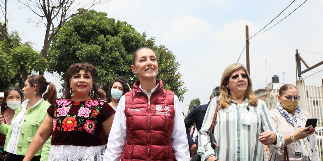 La alcaldesa Clara Brugada y la Jefa de Gobierno Claudia Sheinbaum, durante un recorrido por la colonia El Molino, ayer.
