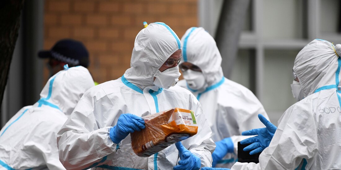 Bomberos se preparan para distribuir alimentos en una torre de viviendas, tras un rebrote de la pandemia del COVID-19 en Melbourne, Australia, el 7 de julio de 2020.