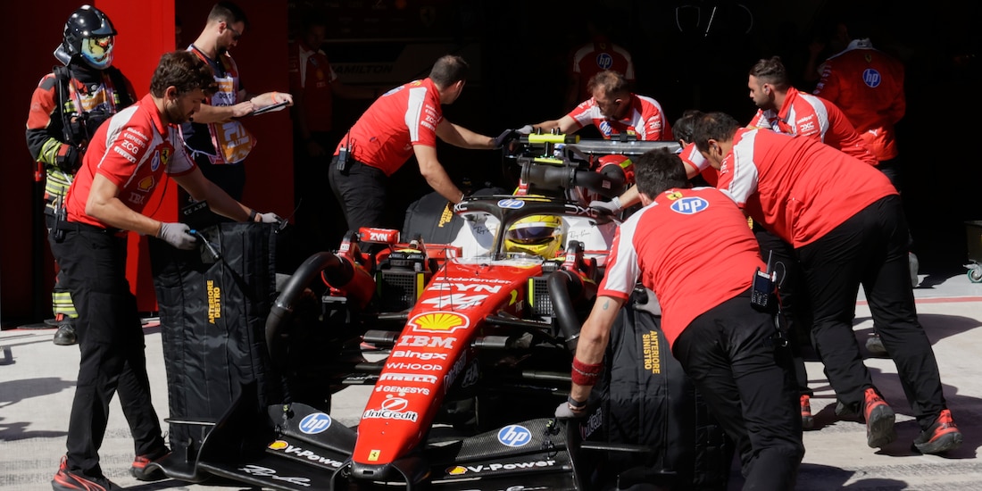 Lewis Hamilton en los pits.