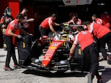Lewis Hamilton en los pits.