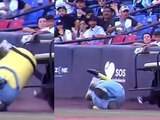 Minión se cae en medio de un partido de beisbol.