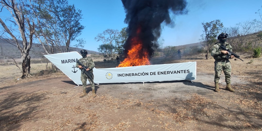 Una fotografía ilustrativa sobre destrucción de enervantes encabezada por la Marina.
