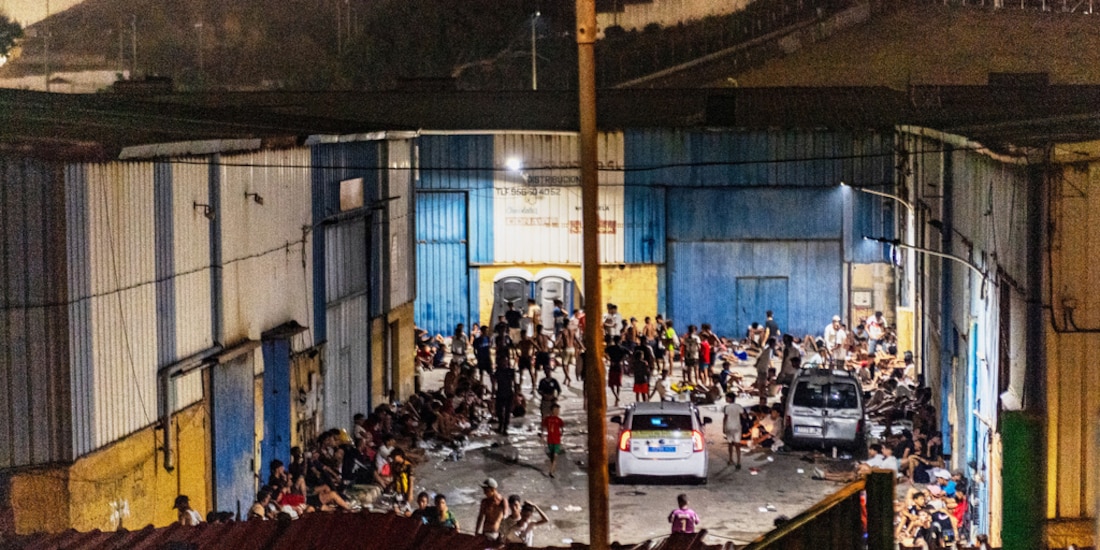 Migrantes pasan la noche en la calle tras cruzar la frontera desde Marruecos, en el enclave español de Ceuta, el 31 de julio de 2026.
