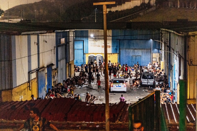 Migrantes pasan la noche en la calle tras cruzar la frontera desde Marruecos, en el enclave español de Ceuta, el 31 de julio de 2026.
