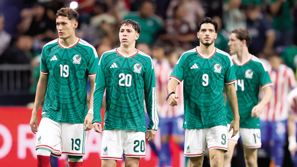 Futbolistas de la Selección Mexicana, después de su caída ante Paraguay en su último juego del 2025, en Houston, Texas.