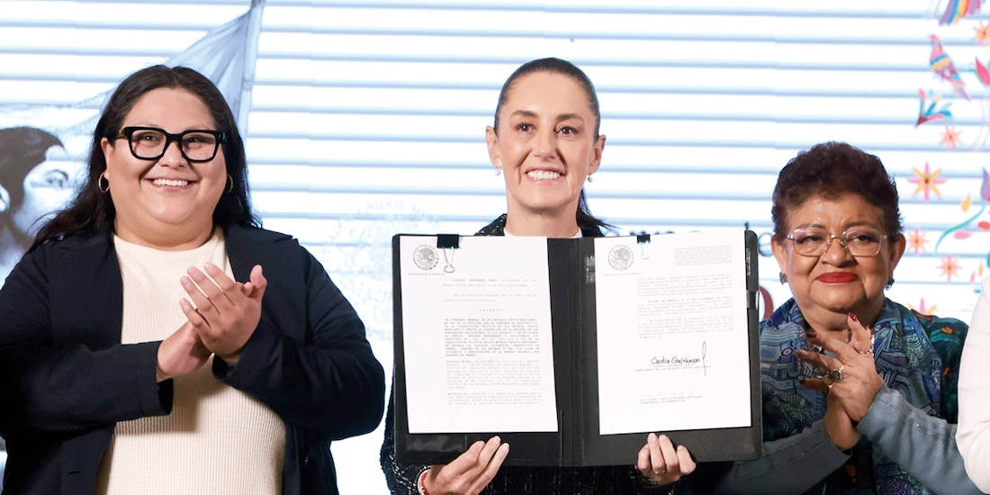La Presidenta de la República, Claudia Sheinbaum Pardo, flanqueada por Ernestina Godoy (der.) y Citlalli Hernández (izq.), ayer, en Palacio Nacional.