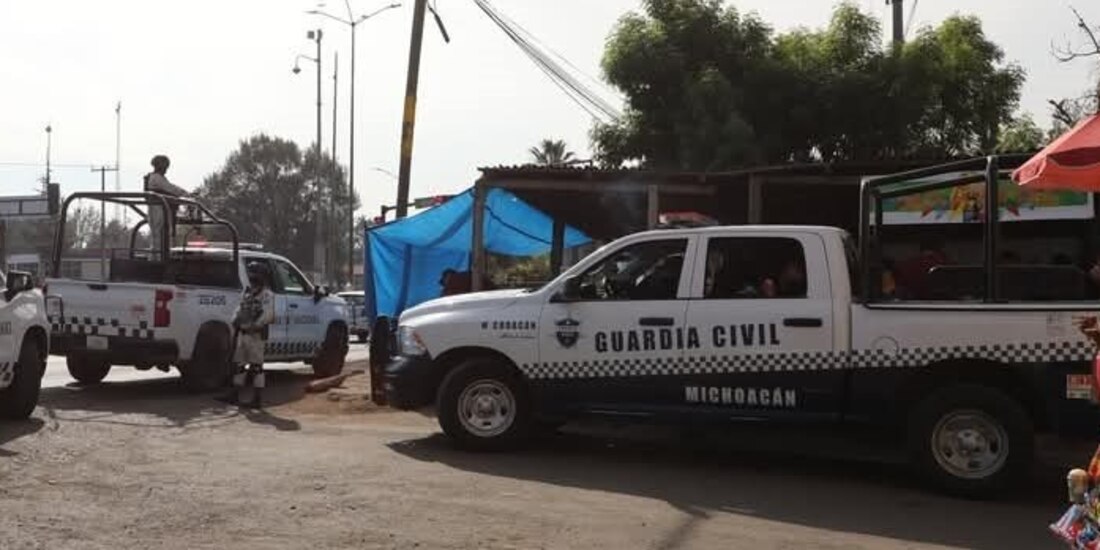 Elementos de la Guardia Civil de Michoacán resguardan los accesos a la Unidad Deportiva Cuauhtémoc, ayer.