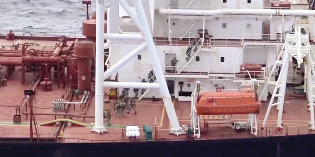 Las fuerzas de EU abordan el buque Verónica III, ayer.