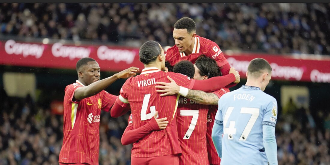 Jugadores del Liverpool celebran uno de los dos goles, ayer, en Manchester.