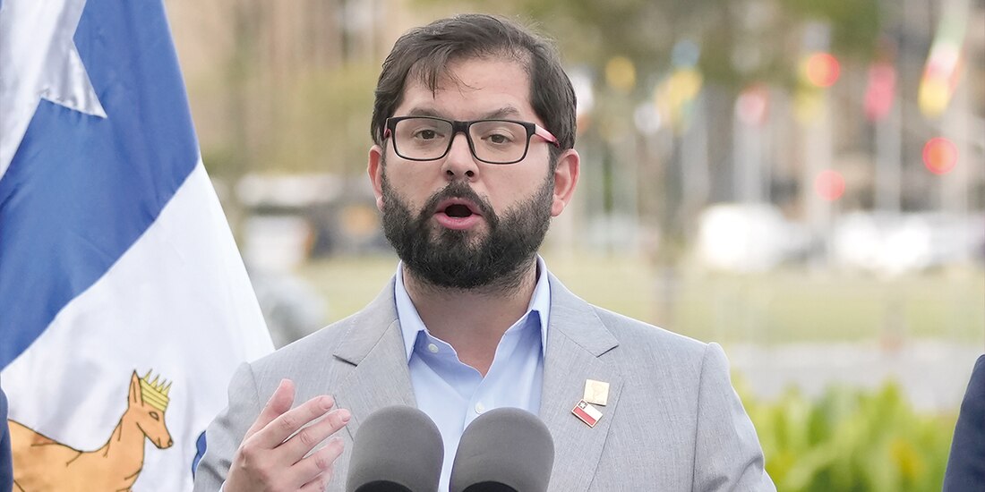 El presidente de Chile, Gabriel Boric, da un discurso en Brasil, en mayo pasado.