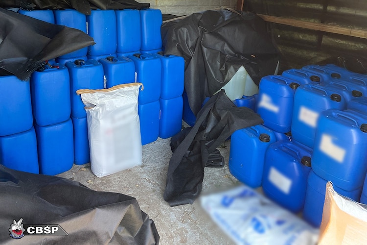 Precursores químicos para la producción de metanfetamina incautados en Polonia.