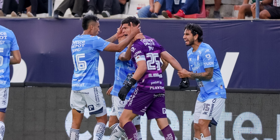 Carlos Moreno, portero del Pachuca, festeja su gol contra el Atlético de San Luis.