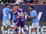 Carlos Moreno, portero del Pachuca, festeja su gol contra el Atlético de San Luis.