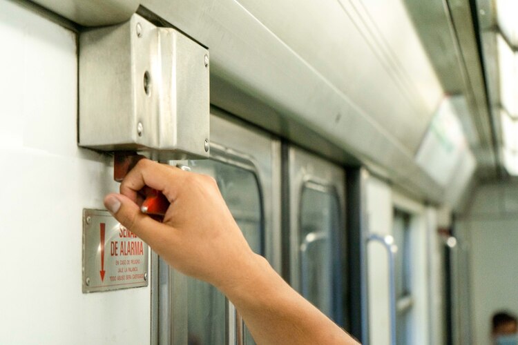 Metro CDMX recomienda usar las palancas de emergencia sólo si es estrictamente necesario.