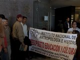 Trabajadores del Instituto Nacional de Antropología e Historia, en 2011, durante una protesta en la que exigieron mejores condiciones laborales.