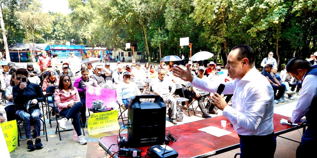 Director general de Desarrollo Social, Fernando Cravioto Padilla, en reunión con habitantes de Coyoacán.