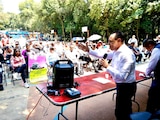 Director general de Desarrollo Social, Fernando Cravioto Padilla, en reunión con habitantes de Coyoacán.