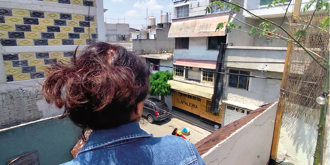 Claudia Hernández observa la calle y el cielo desde la azotea de su vivienda, ayer.