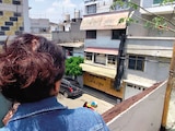 Claudia Hernández observa la calle y el cielo desde la azotea de su vivienda, ayer.