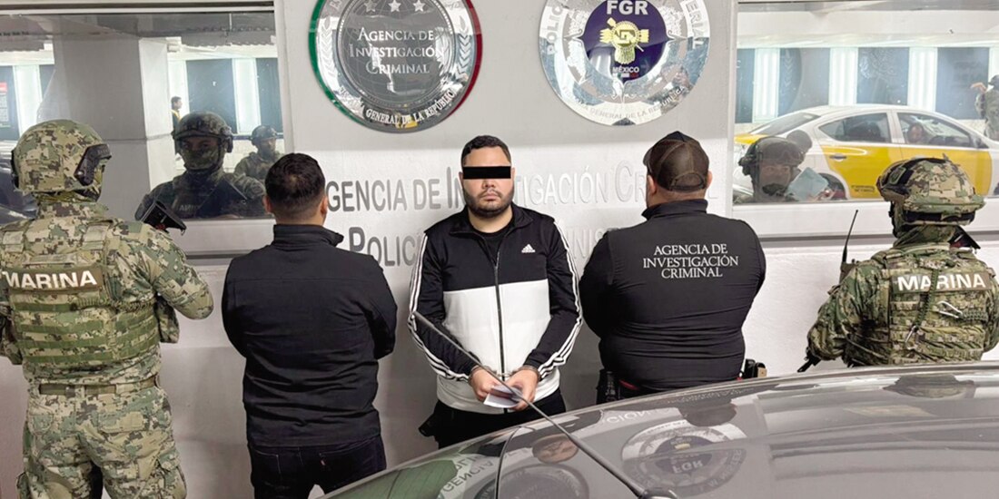Elementos de seguridad custodian a Jair Patrón, tras ser capturado ayer en el Estado de México.